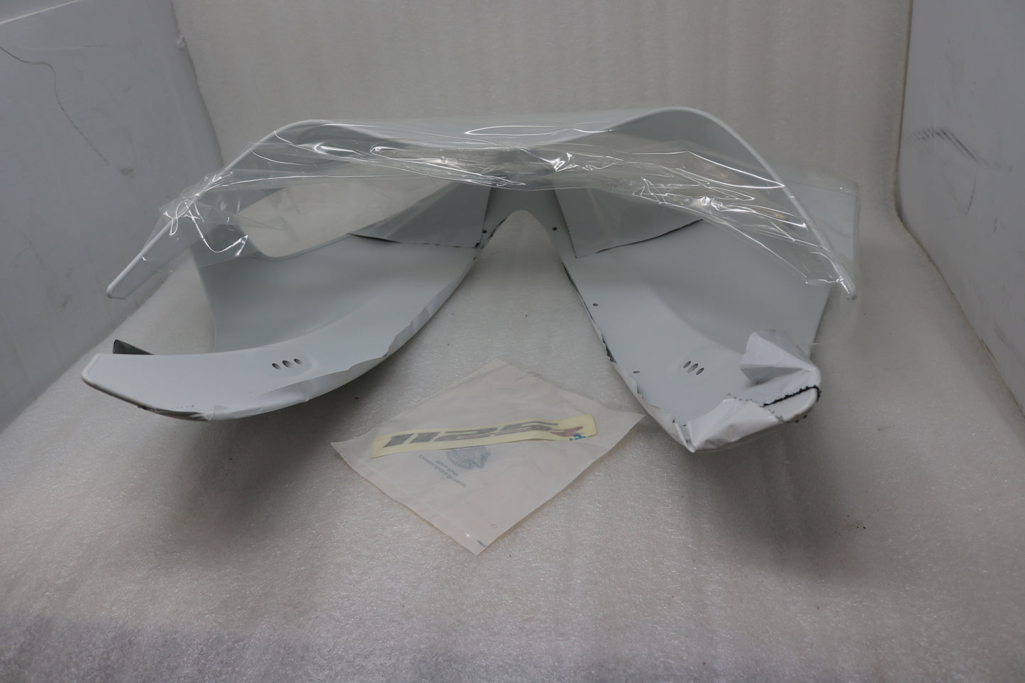 M1621.2AMMAW OEM 2008-2010 BUELL 1125R FRONT FAIRING KIT ARCTIC WHITE W/DECAL COWL