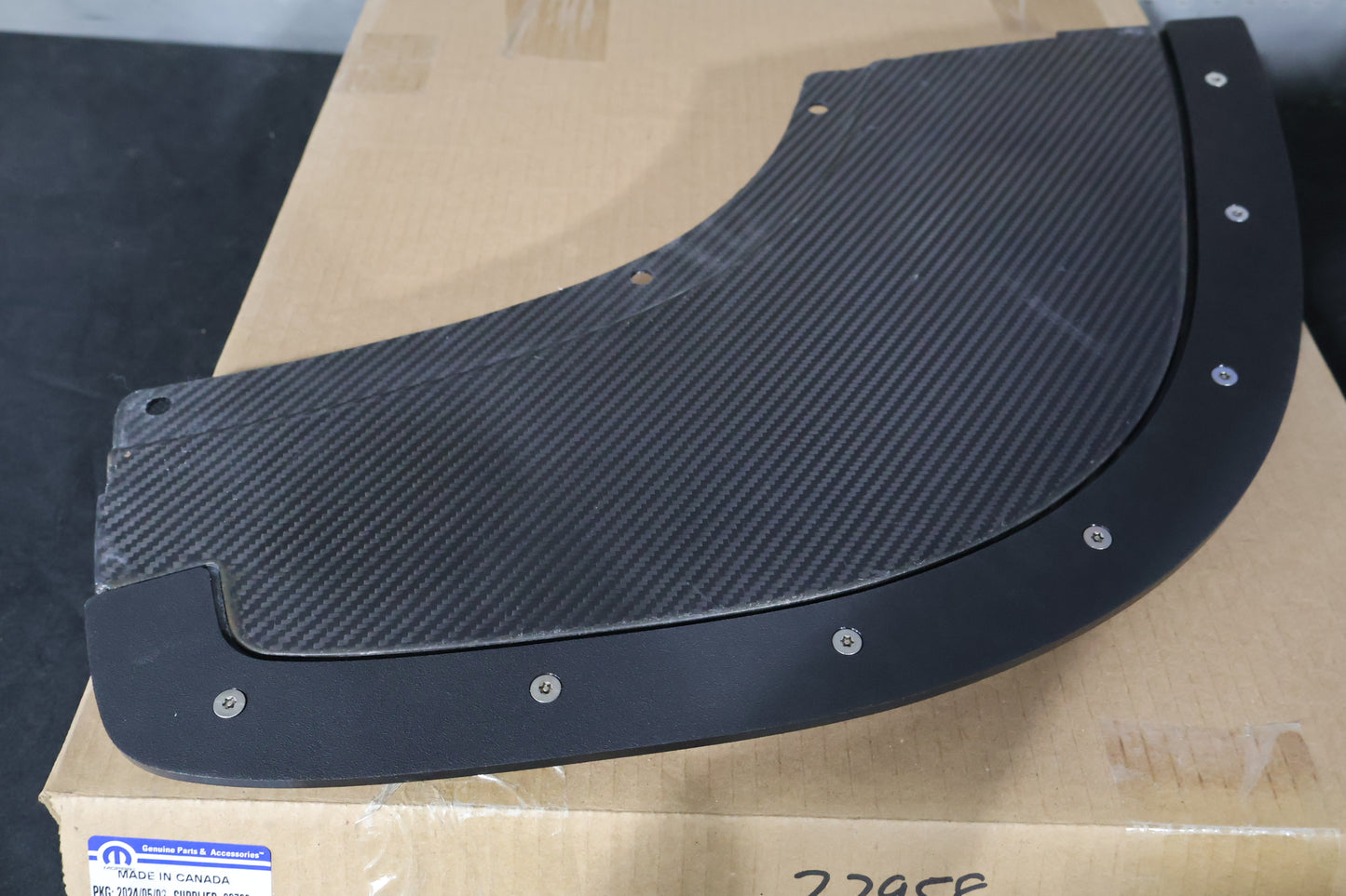 68210709AB 68210708AB NEW OEM 2013-2017 DODGE VIPER TA1.0 FRONT SPLITTERS CARBON