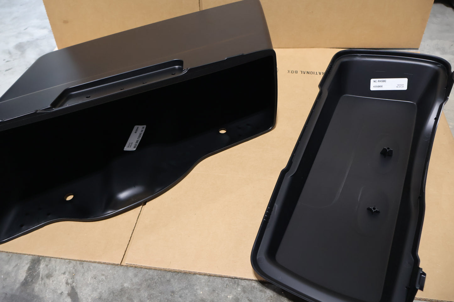 79093-93B 79106-03A NEW OEM 1993-2013 HARLEY-DAVIDSON TOURING RIGHT SADDLEBAG W/LID