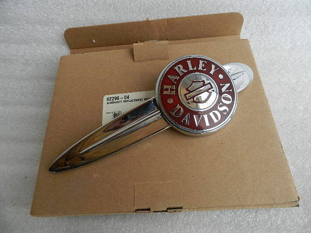 62296-04 NEW OEM 2004 HARLEY-DAVIDSON FLHTCSE RIGHT FUEL TANK MEDALLION