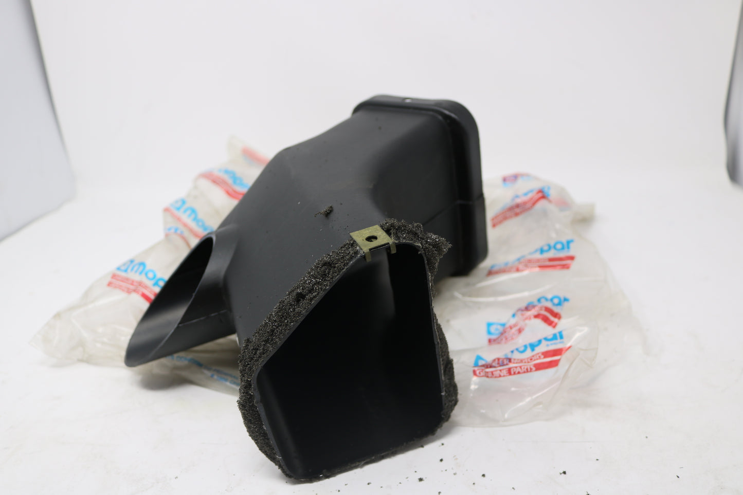 4708324 NEW OEM DODGE VIPER RIGHT OUT DUCT AIR DUCT 4708324