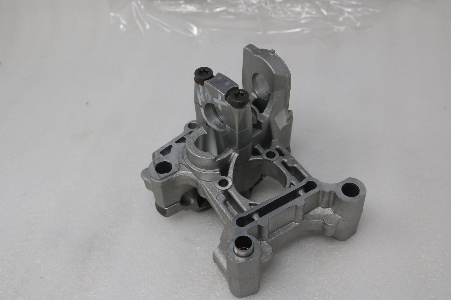 11337717441 NEW OEM 2004-2010 BMW R1200 R900 HP2 LEFT CAMSHAFT SUPPORTING BRACKET