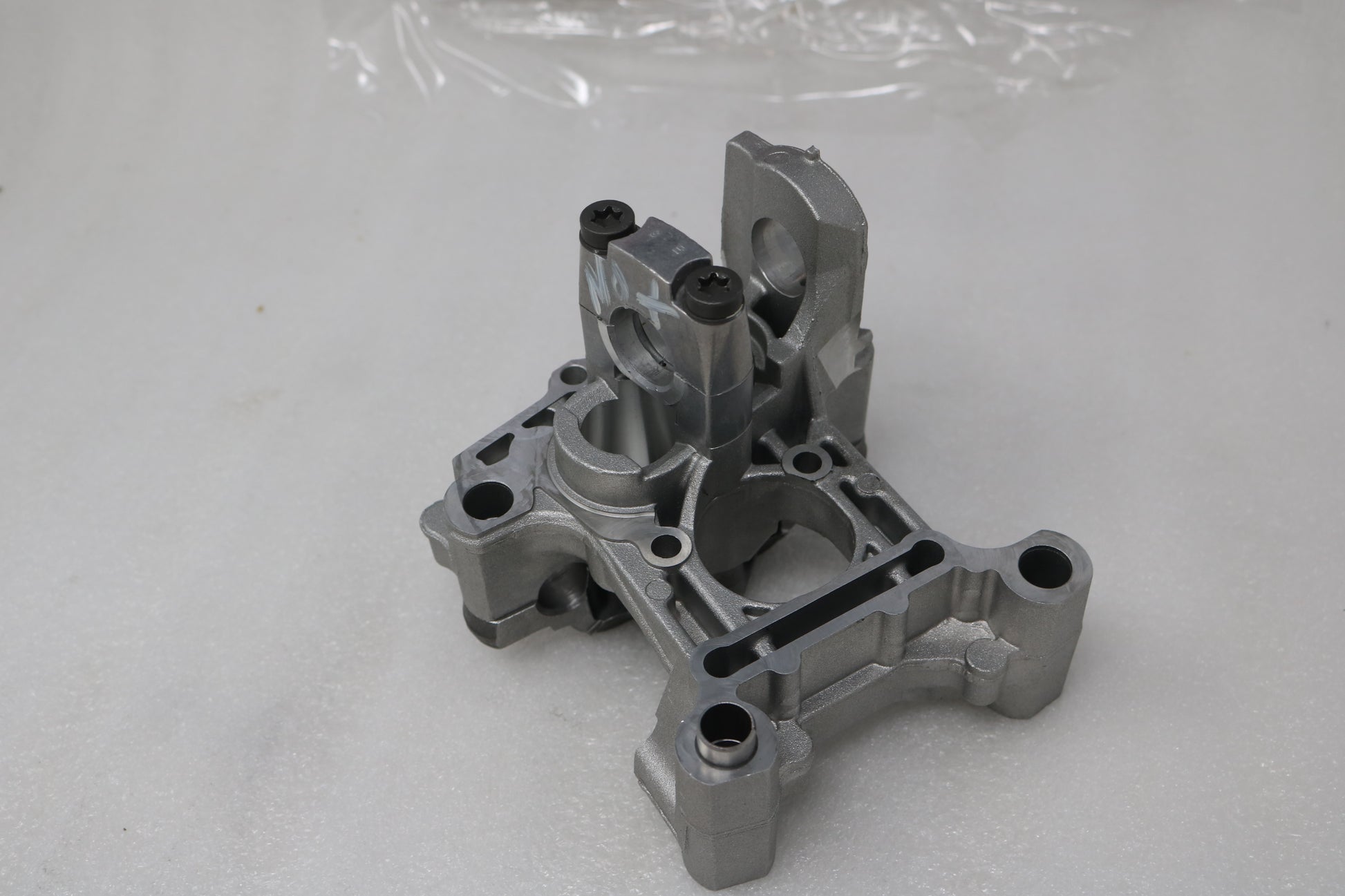 11337717441 NEW OEM 2004-2010 BMW R1200 R900 HP2 LEFT CAMSHAFT SUPPORTING BRACKET