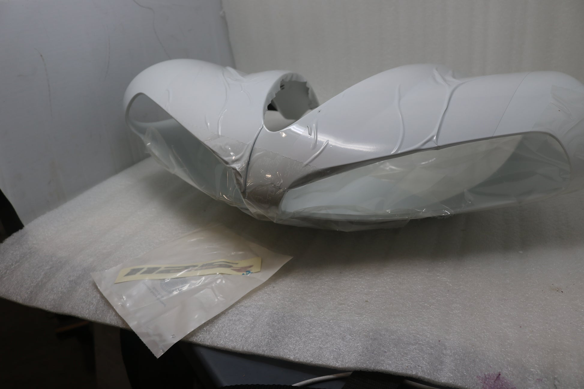 M1621.2AMMAW OEM 2008-2010 BUELL 1125R FRONT FAIRING KIT ARCTIC WHITE W/DECAL COWL