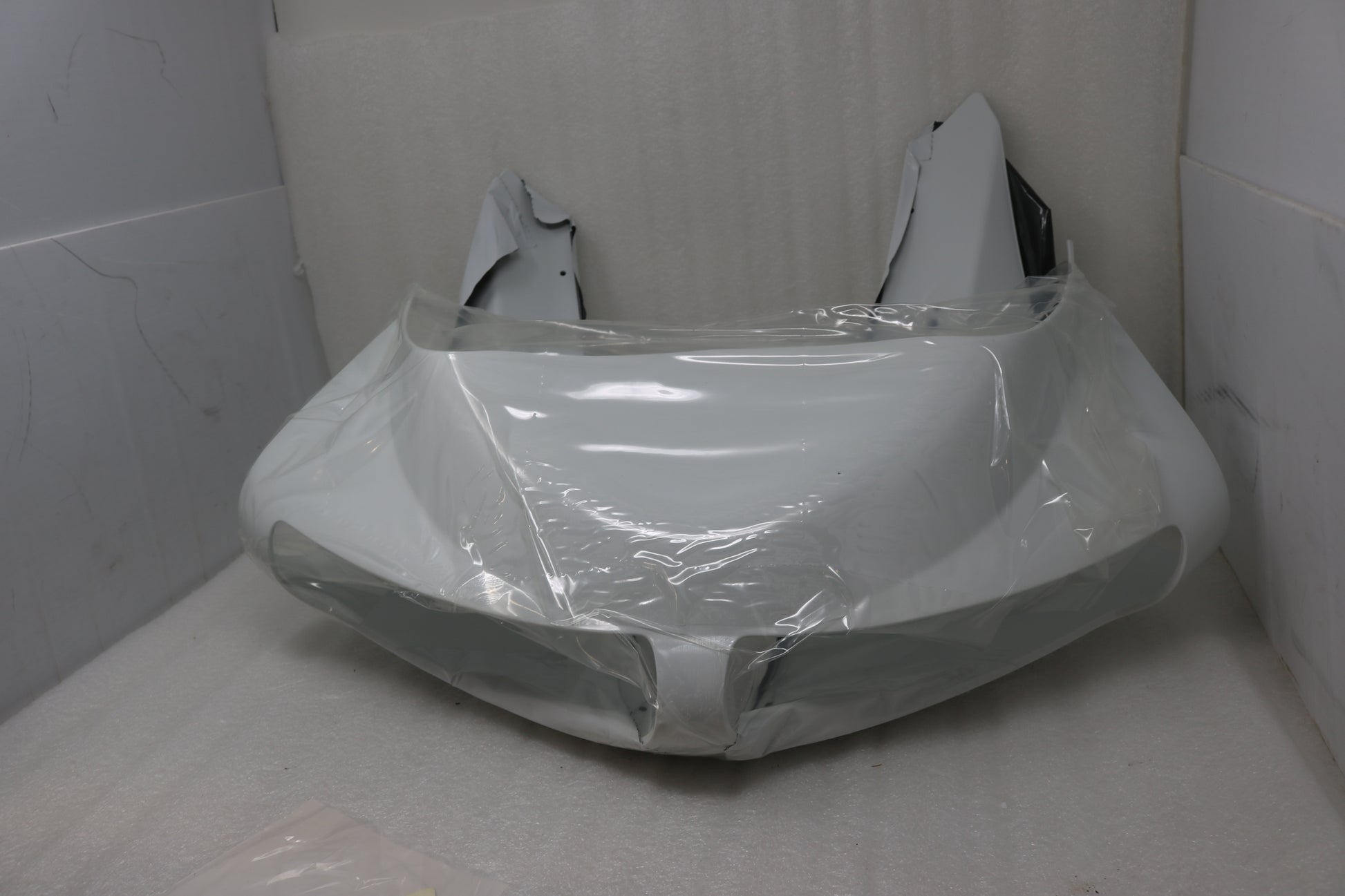 M1621.2AMMAW OEM 2008-2010 BUELL 1125R FRONT FAIRING KIT ARCTIC WHITE W/DECAL COWL