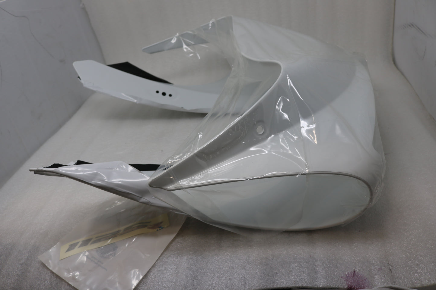 M1621.2AMMAW OEM 2008-2010 BUELL 1125R FRONT FAIRING KIT ARCTIC WHITE W/DECAL COWL