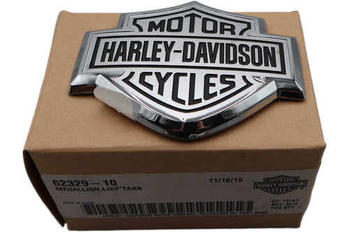 62329-10 NEW OEM 2010 HARLEY-DAVIDSON FLSTSE CVO CONVERTIBLE LEFT FUEL TANK MEDALLION