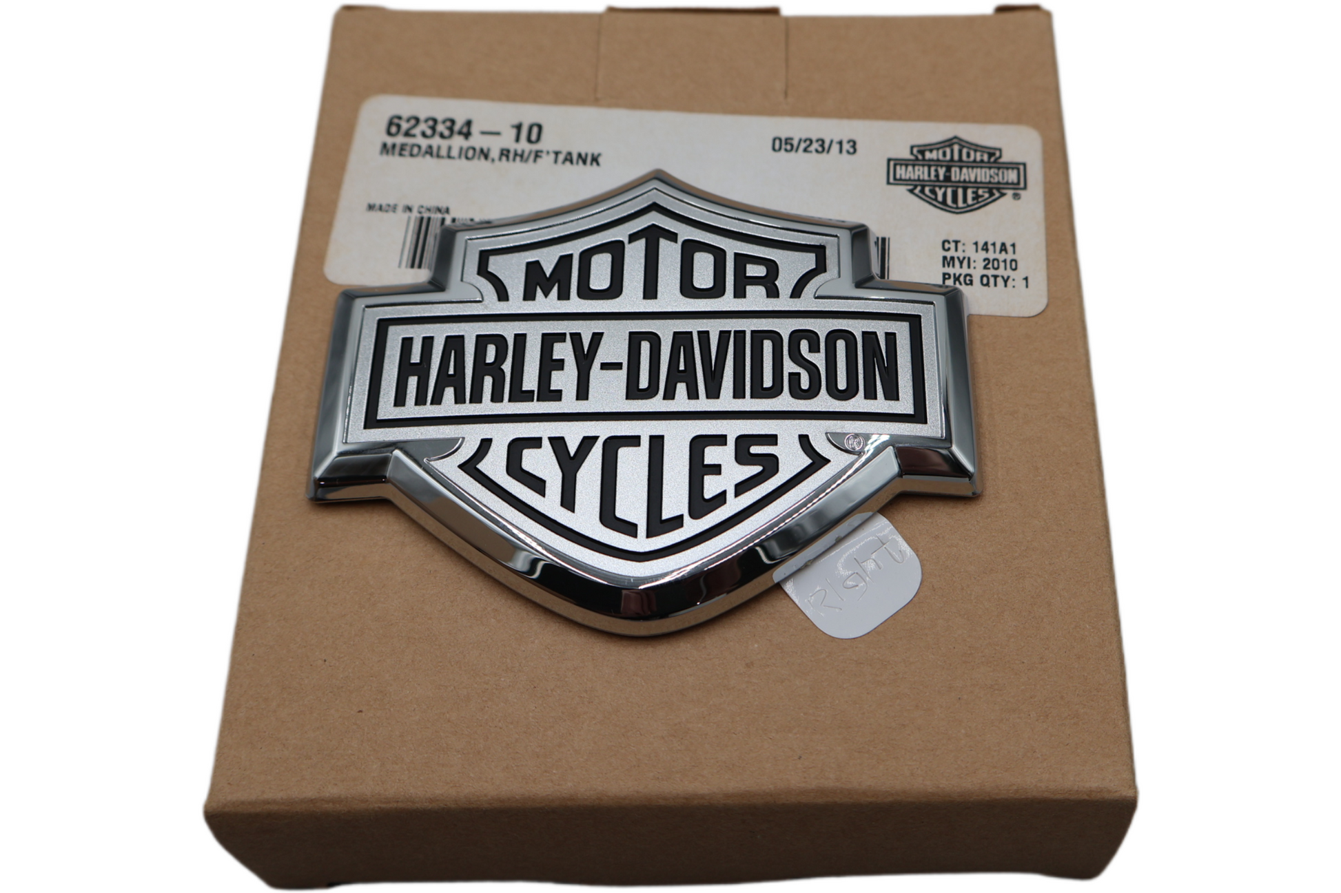 62334-10 NEW OEM 2010 HARLEY-DAVIDSON FLSTSE CVO SOFTAIL CONVERTIBLE RIGHT FUEL TANK MEDALLION