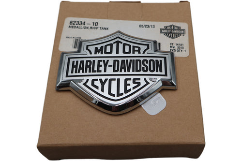 62334-10 NEW OEM 2010 HARLEY-DAVIDSON FLSTSE CVO SOFTAIL CONVERTIBLE RIGHT FUEL TANK MEDALLION