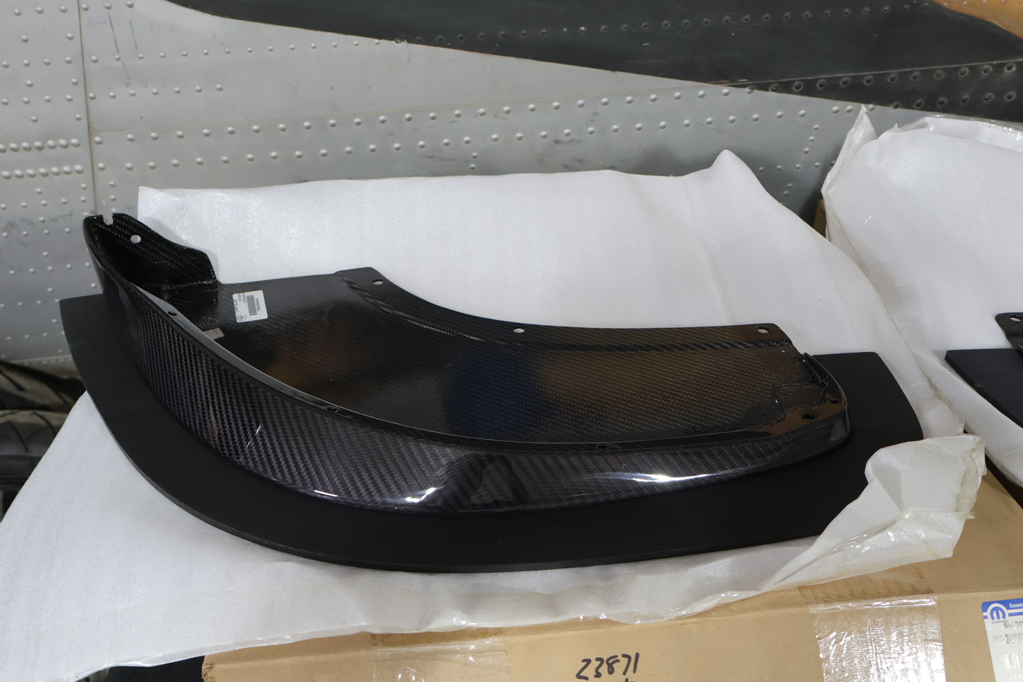 68262541AA 68262540AA NEW OEM 2013-2017 DODGE VIPER TA2.0 FRONT SPLITTERS CARBON