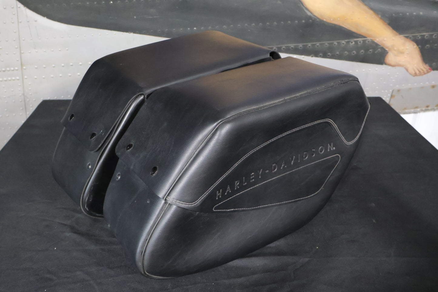 2002-2005 HARLEY DYNA FXD FXDX RIGID MOUNT SADDLEBAGS | OEM TAKE OFF #90564-02