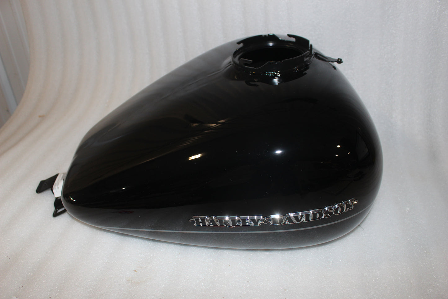 61000015BJM NEW OEM 2009-2023 HARLEY-DAVIDSON TOURING FUEL TANK  W/MEDALLIONS
