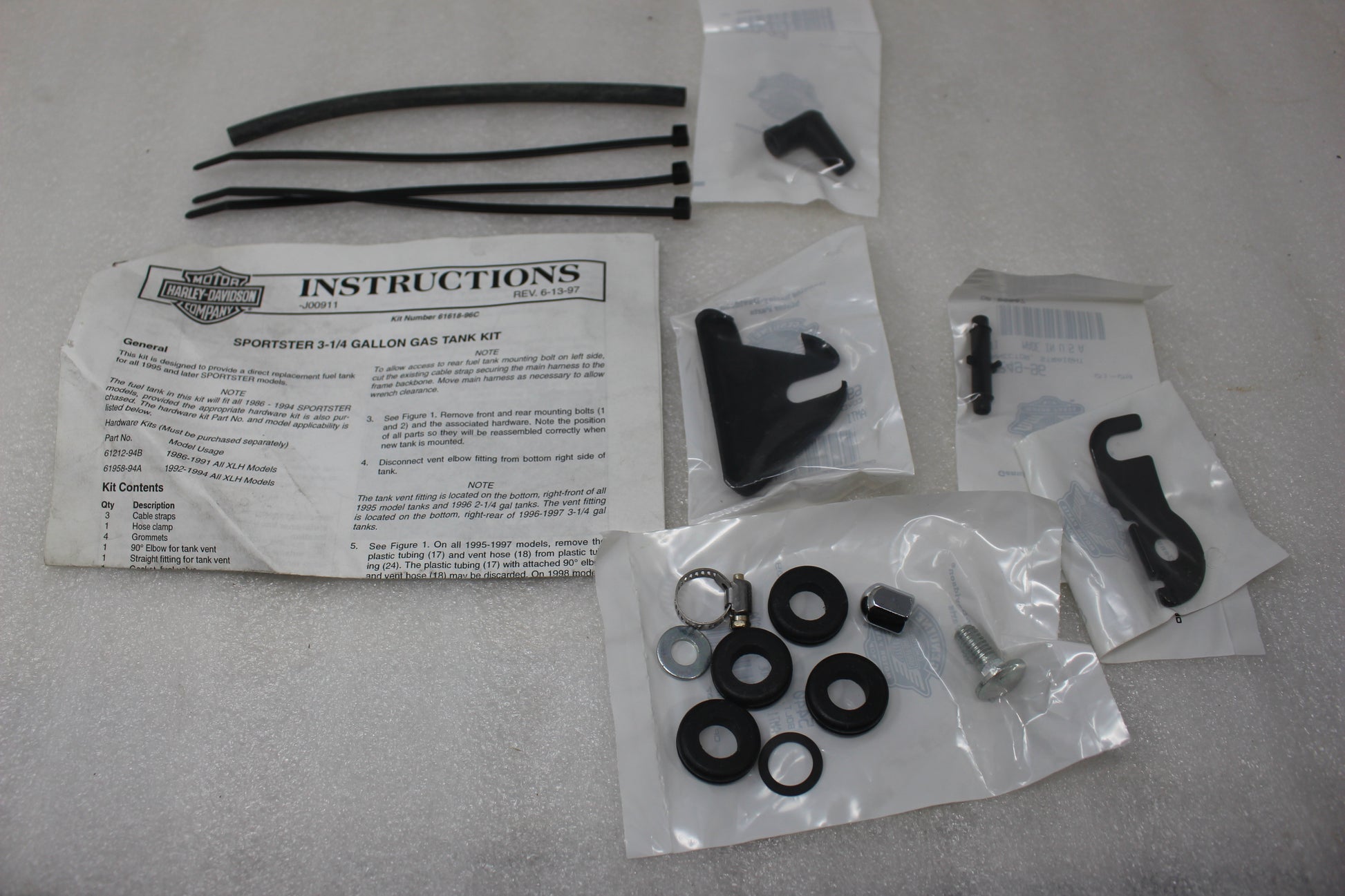 61618-96C NEW OEM HARLEY-DAVIDSON SPORTSTER 3-1/4 GALLON GAS TANK KIT 61622-98