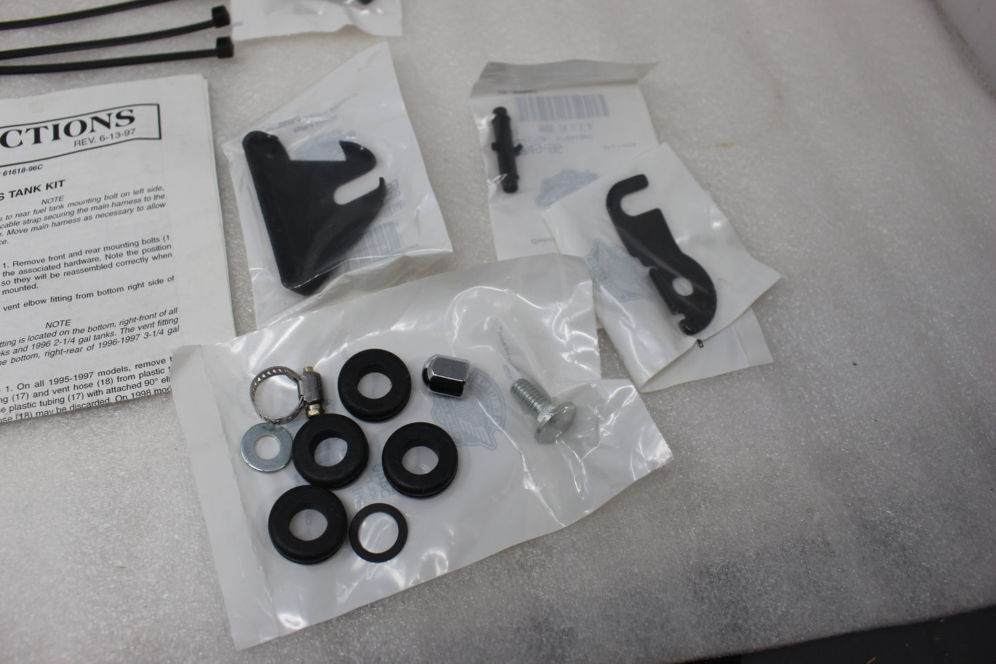 61618-96C NEW OEM HARLEY-DAVIDSON SPORTSTER 3-1/4 GALLON GAS TANK KIT 61622-98