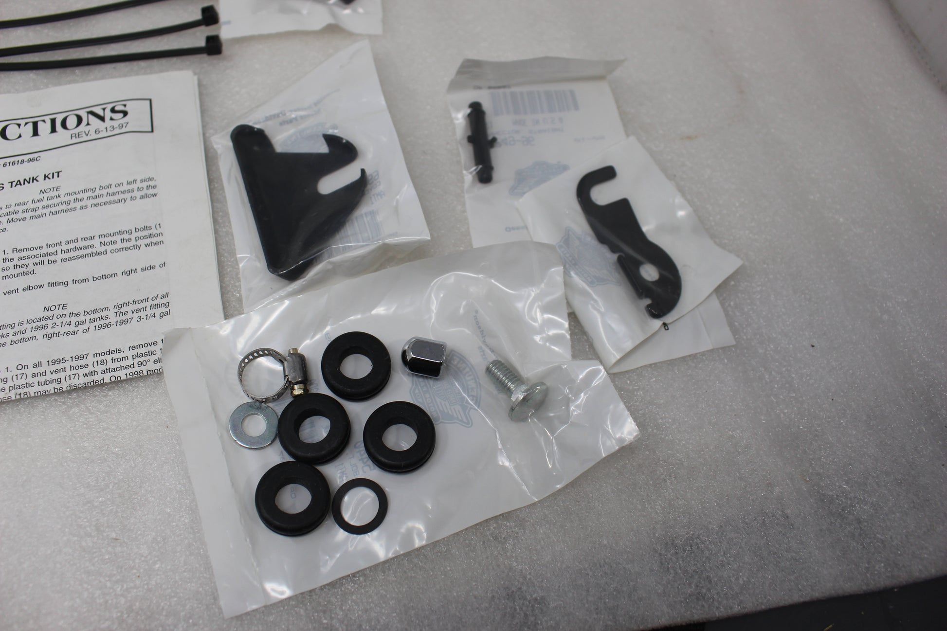61618-96C NEW OEM HARLEY-DAVIDSON SPORTSTER 3-1/4 GALLON GAS TANK KIT 61622-98