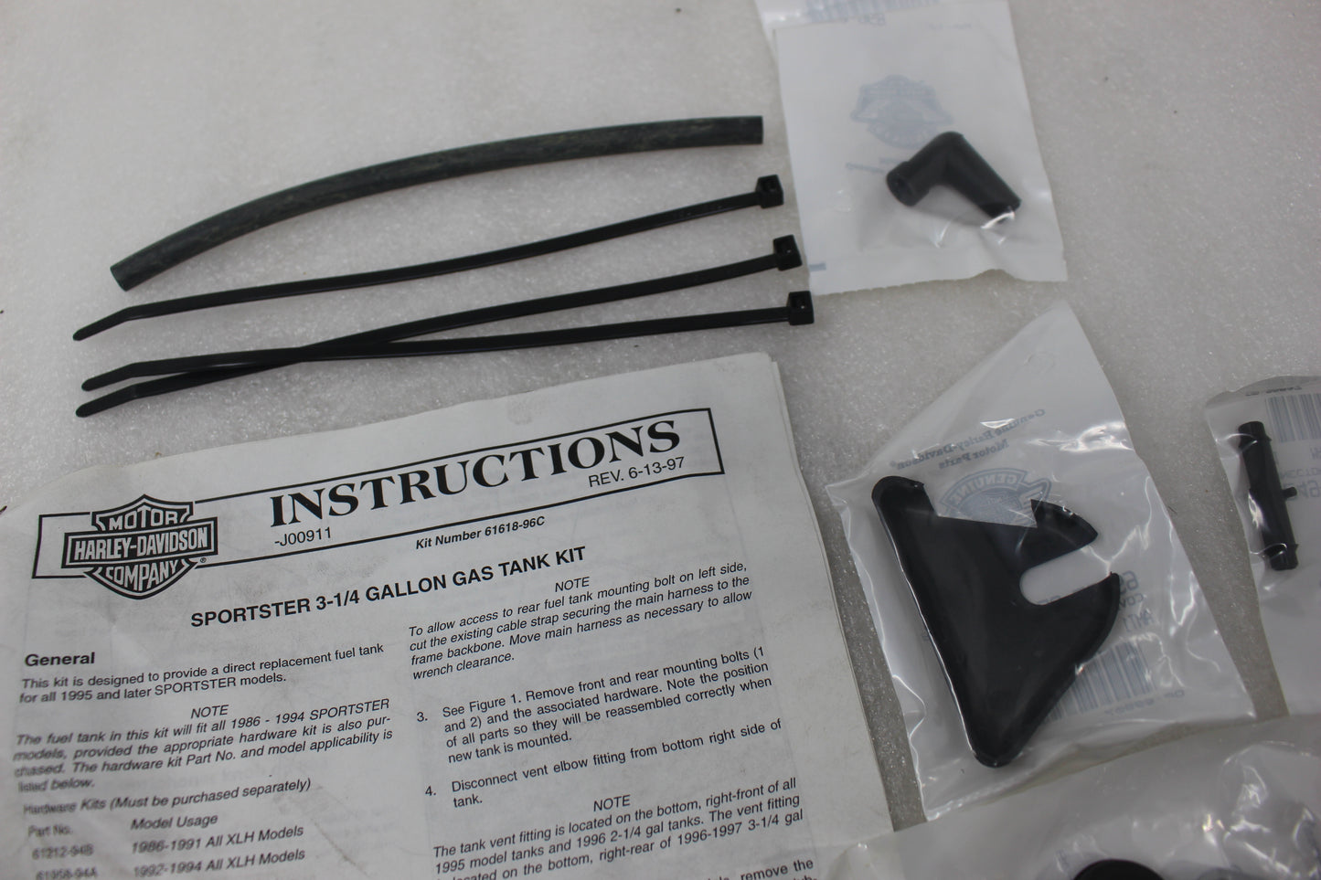 61618-96C NEW OEM HARLEY-DAVIDSON SPORTSTER 3-1/4 GALLON GAS TANK KIT 61622-98