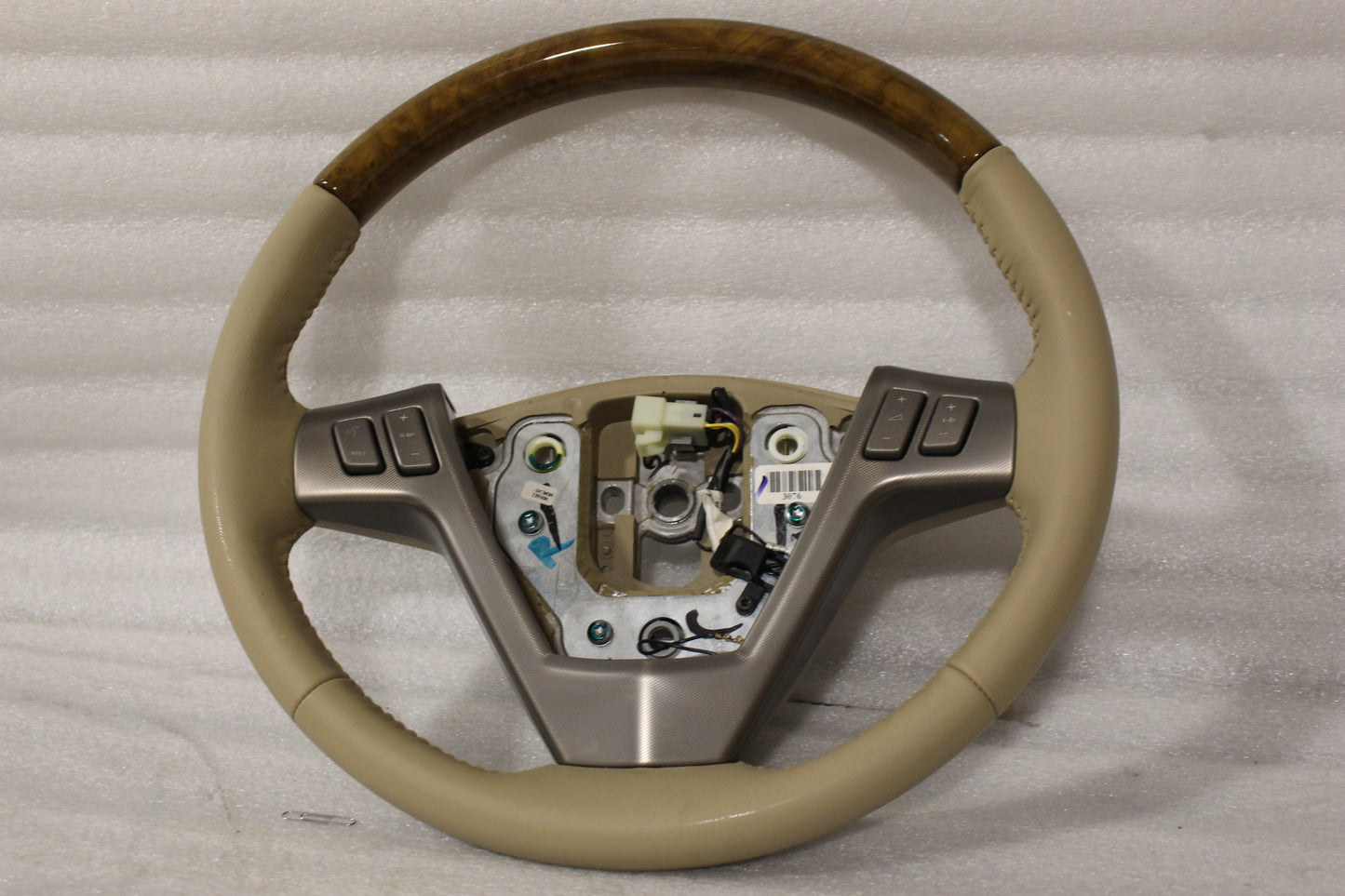 15858666 NEW OEM 2007 CADILLAC XLR CASHMERE STEERING WHEEL 15858666