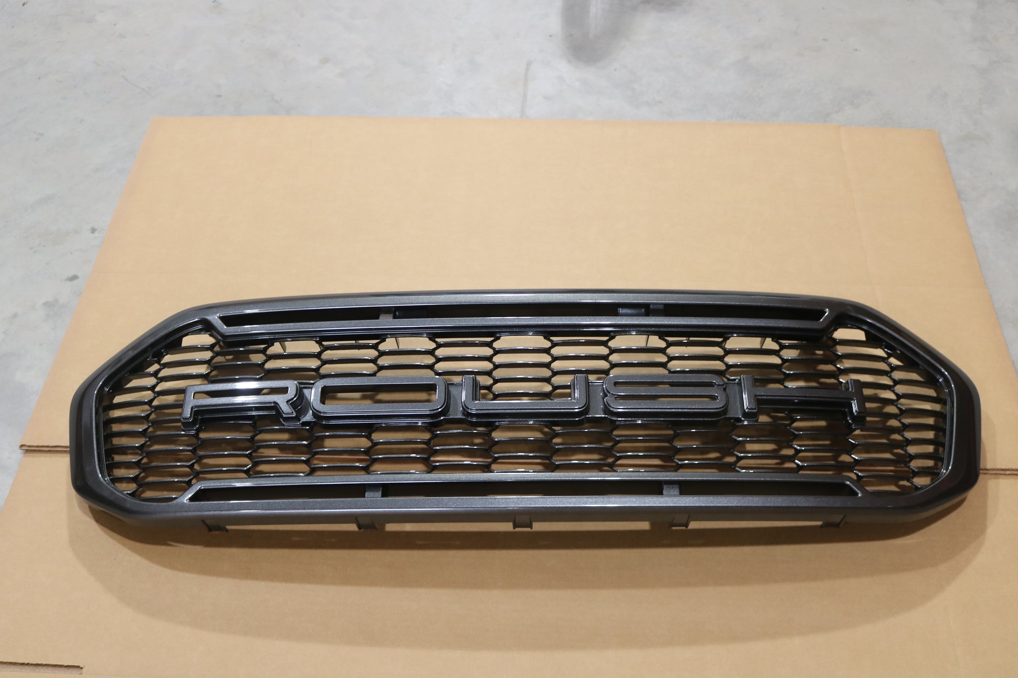 オーストラリア Harts Range（ハーツレンジ）産 天然ジルコンのル 1419-8202-AA NEW ROUSH MAGNETIC GRAY GRILL 1419-8202-AA FITS 2019