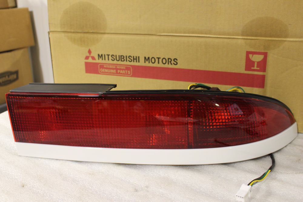 NEW OEM NOS 1991-1996 DODGE STEALTH RIGHT TAIL LIGHT MB831158